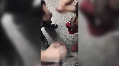 Sesso gay in un bagno pubblico