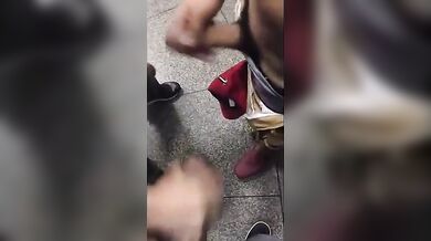 Sesso gay in un bagno pubblico