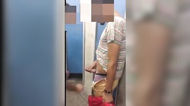 Sesso gay in un bagno pubblico