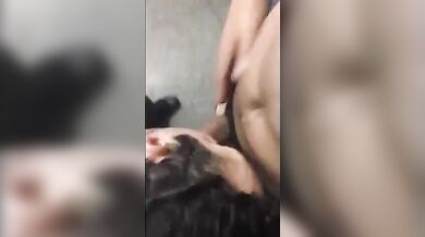 Sesso gay in un bagno pubblico