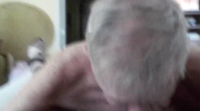 Nonno succhia cazzone nero