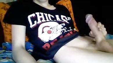 Bel giovanotto dotato si accarezza il grosso membro