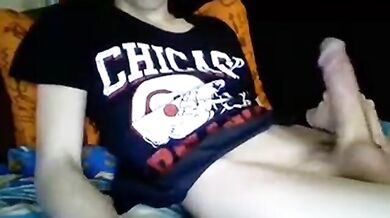 Bel giovanotto dotato si accarezza il grosso membro