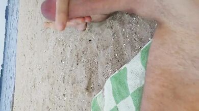 Gay sega il suo enorme cazzo in spiaggia