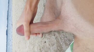 Gay sega il suo enorme cazzo in spiaggia
