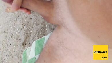 Gay sega il suo enorme cazzo in spiaggia