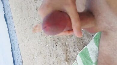 Gay sega il suo enorme cazzo in spiaggia