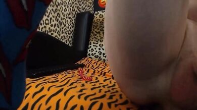 Ragazzo carino che mostra il suo buco rosa