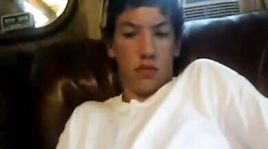 Ragazzo ben dotato si sega in cam