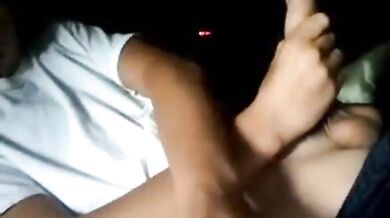 Ragazzo ben dotato si sega in cam