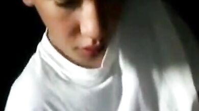 Ragazzo ben dotato si sega in cam