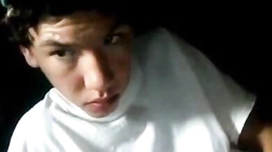 Ragazzo ben dotato si sega in cam