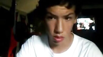 Ragazzo ben dotato si sega in cam