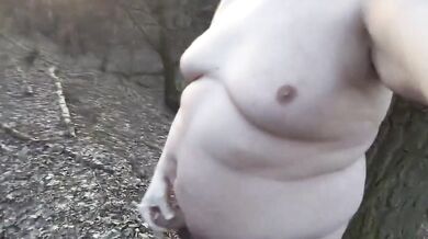 Grasso si masturba nel bosco