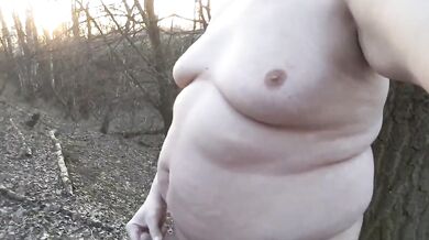Grasso si masturba nel bosco