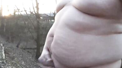Grasso si masturba nel bosco