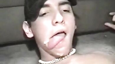 Ragazzo si masturba e poi ingoia il suo sperma