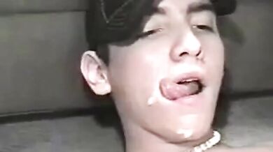 Ragazzo si masturba e poi ingoia il suo sperma