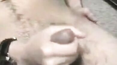 Ragazzo si masturba e poi ingoia il suo sperma