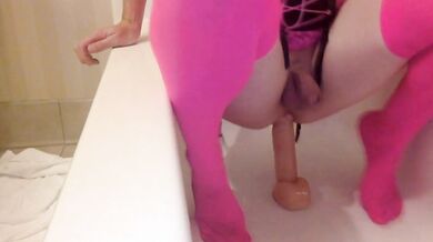 Si incula con un dildo nella vasca da bagno