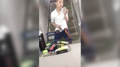 Giovane cinese si masturba