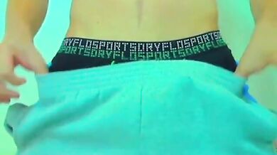 Ragazzo carino mostra il suo corpo e il suo cazzo