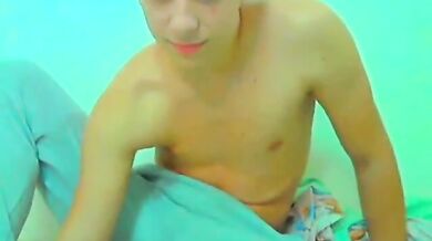 Ragazzo carino mostra il suo corpo e il suo cazzo