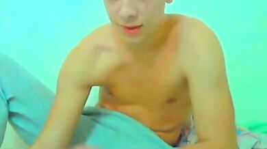 Ragazzo carino mostra il suo corpo e il suo cazzo