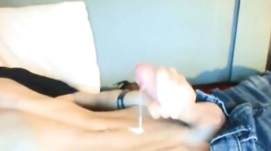 Teen rasato si sega e sborra a gogò