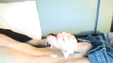 Teen rasato si sega e sborra a gogò