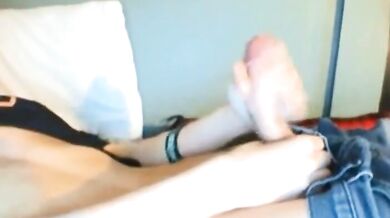 Teen rasato si sega e sborra a gogò