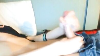 Teen rasato si sega e sborra a gogò