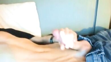 Teen rasato si sega e sborra a gogò