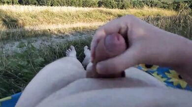Mi masturbo nudo al sole su un prato