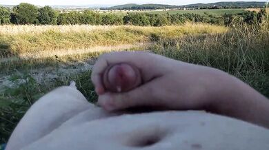 Mi masturbo nudo al sole su un prato