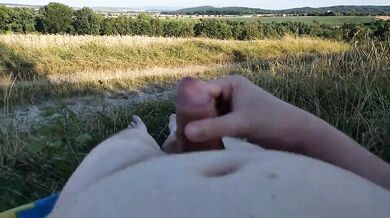 Mi masturbo nudo al sole su un prato