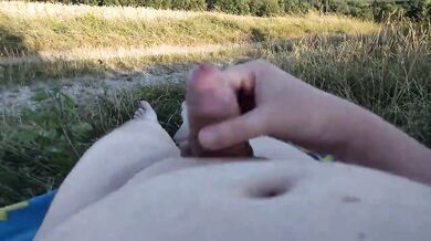 Mi masturbo nudo al sole su un prato