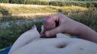 Mi masturbo nudo al sole su un prato