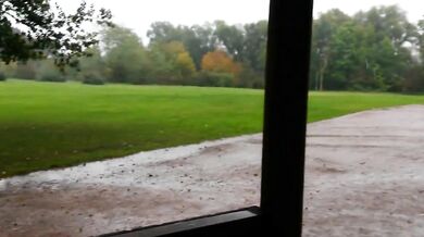 Stallone tedesco si masturba e viene in un parco pubblico