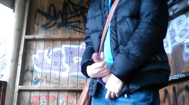 Stallone tedesco si masturba e viene in un parco pubblico