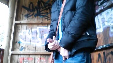 Stallone tedesco si masturba e viene in un parco pubblico