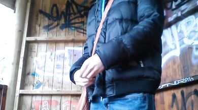 Stallone tedesco si masturba e viene in un parco pubblico