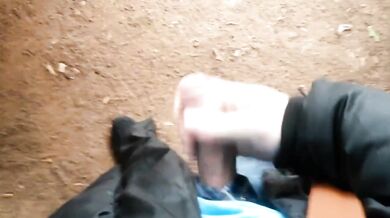 Stallone tedesco si masturba e viene in un parco pubblico