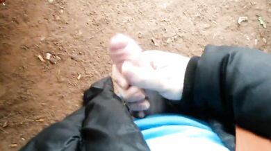 Stallone tedesco si masturba e viene in un parco pubblico