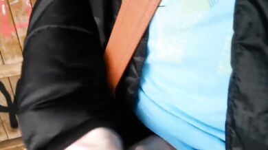 Stallone tedesco si masturba e viene in un parco pubblico