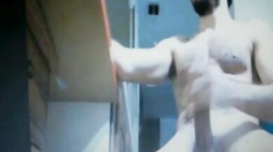 Barbuto dotato si masturba il cazzo enorme