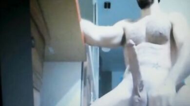 Barbuto dotato si masturba il cazzo enorme