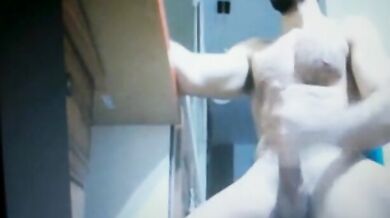 Barbuto dotato si masturba il cazzo enorme