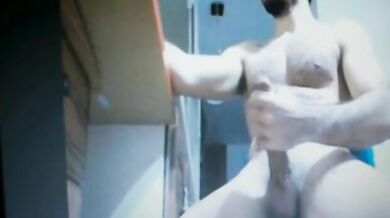 Barbuto dotato si masturba il cazzo enorme