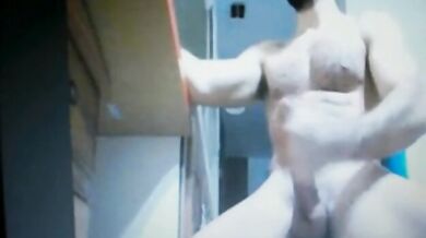 Barbuto dotato si masturba il cazzo enorme